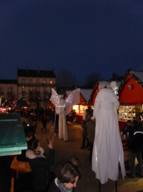 Les échassiers se baladent au Marché de Noël de Dijon !